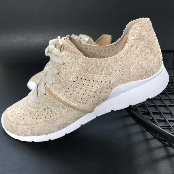 ugg tye stardust gold